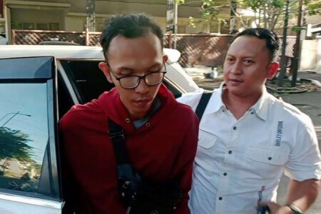 Layani Pembeli sambil Main Judi Online, Karyawan Vapor Pro Ditangkap Polisi Yudha saat diamankan oleh Kanit Reskrim Polsek Sukolilo Ipda Aan Dwi Satrio Yudho