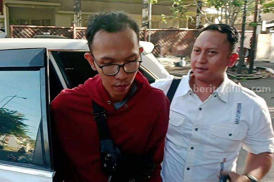Yudha saat diamankan oleh Kanit Reskrim Polsek Sukolilo Ipda Aan Dwi Satrio Yudho