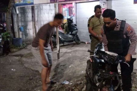 Pelaku Pembobolan Konter HP di Surabaya Gunakan Pemotong Kuku foto beritajatim
