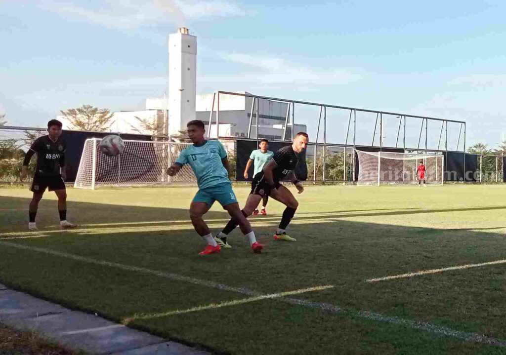 Bek Gresik United Sony Setiawan (biru) duel dengan striker Bhayangkara FC Ilija Spasojevic (hitam).