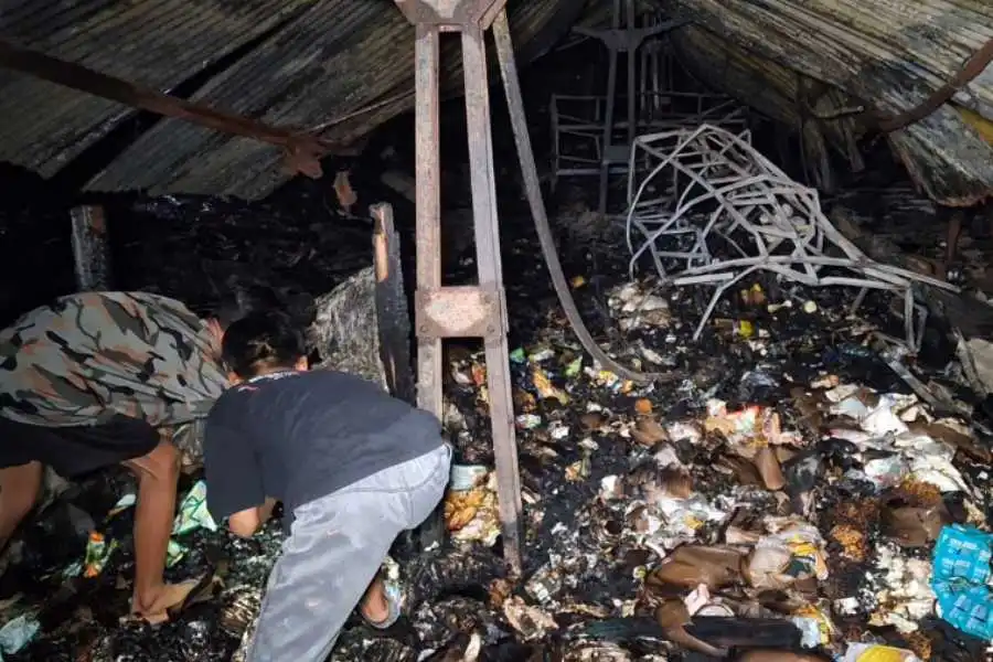 Warga yang mengambil sejumlah barang dagangan milik penjual di Pasar gentong Ngawi usai terbakar pada Rabu (07/08/2024) malam.