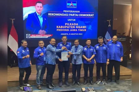 Ketua Umum Partai Demokrat Agus Harimurti Yudhoyono saat memberikan surat rekomendasi pada Ony Anwar Harsono dan Dwi Rianto Jatmiko untuk maju Pilkada Ngawi, di Kantor DPP Partai Demokrat, Kamis (08/08/2024).
