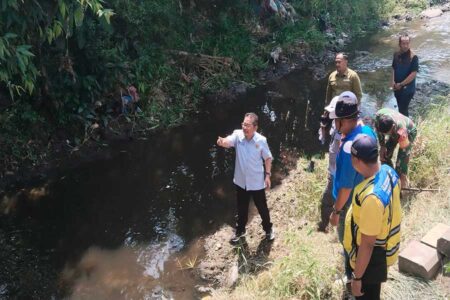 Pj Bupati Pasuruan Sidak Kali Wangi, Pastikan Pengambilan Sample Air Terus Berlangsung