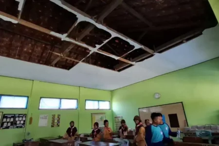 Kondisi SDN Jeruk Magetan Mengenaskan, Plafon Kelas Rusak, Atap 3 Ruangan Nyaris Ambruk Kondisi plafon ruang kelas di SDN Jeruk, Kartoharjo, Magetan yang sudah rusak dan mengganggu aktivitas belajar mengajar saat hujan.