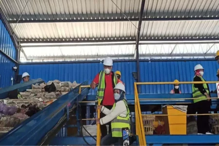 Bupati Sugiri Sancoko dan istrinya Susilowati meninjau salah satu mesin pengolah sampah di TPST Mrican. (Foto/Endra Dwiono/Beritajatim.com)