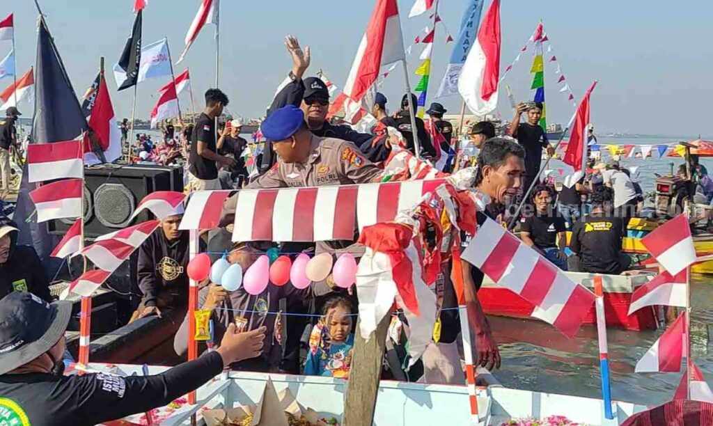 Nelayan Desa Sukorejo Gresik menggelar larung sesaji atau sedekah laut di muara Teluk Lamong