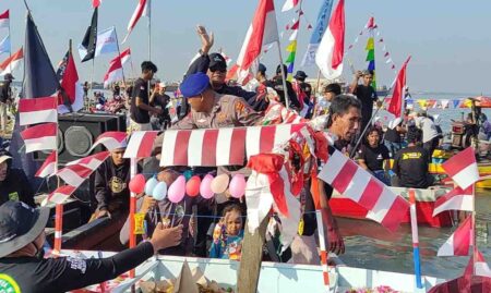 Pertahankan Tradisi, Ratusan Nelayan Sukorejo Gresik Gelar Larung Sesaji Nelayan Desa Sukorejo Gresik menggelar larung sesaji atau sedekah laut di muara Teluk Lamong