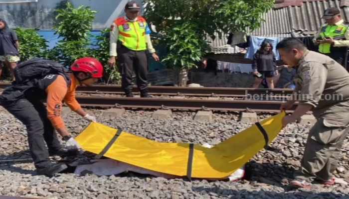 Evakuasi korban tertabrak kereta api di Surabaya (dok. BPBD Surabaya)