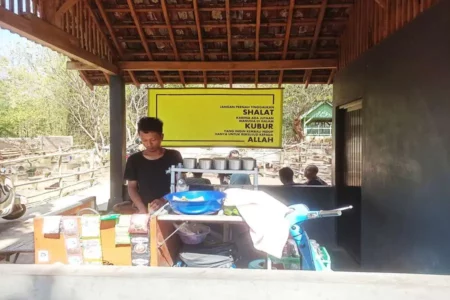Sensasi Ngopi di Warung Kopi di Komplek Pemakaman di Ponorogo Rio Agung saat meracik kopi di warung kopi miliknya yang berada di area pemakaman. (Foto/Endra Dwiono/Beritajatim.com)
