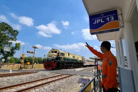 16 Petugas Jaga Palang Pintu Perlintasan KA di Magetan