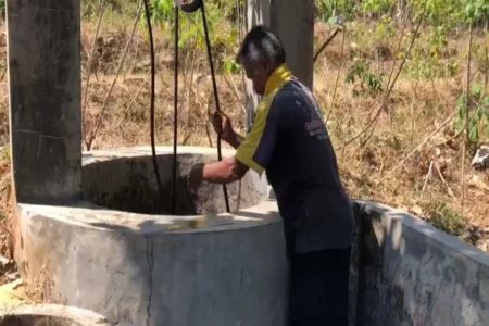 Kekeringan, Warga Desa di Ponorogo ini Andalkan Sumur Tua foto beritajatim