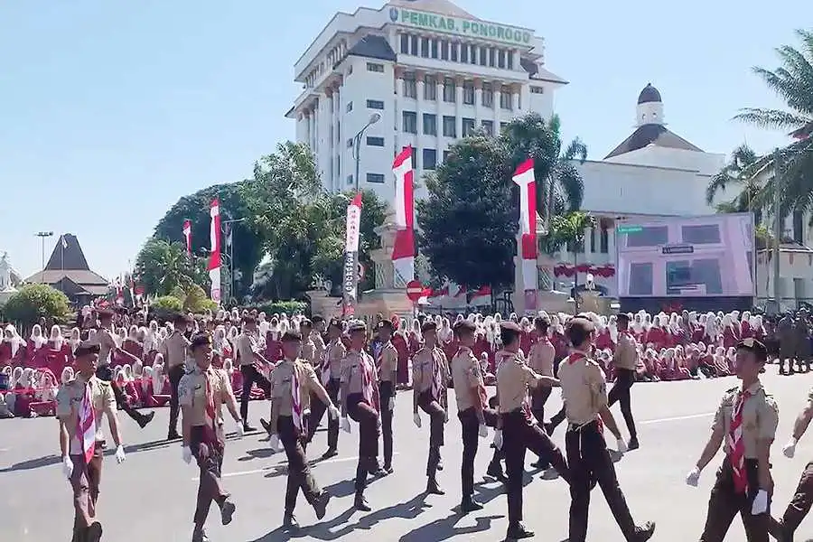 Salah satu gerakan dalam lomba defile di Ponorogo. (Foto/Endra Dwiono/Beritajatim.com)