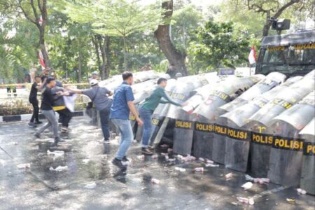 Simulasi Pengamanan Kota Surabaya di depan kantor KPU Surabaya.