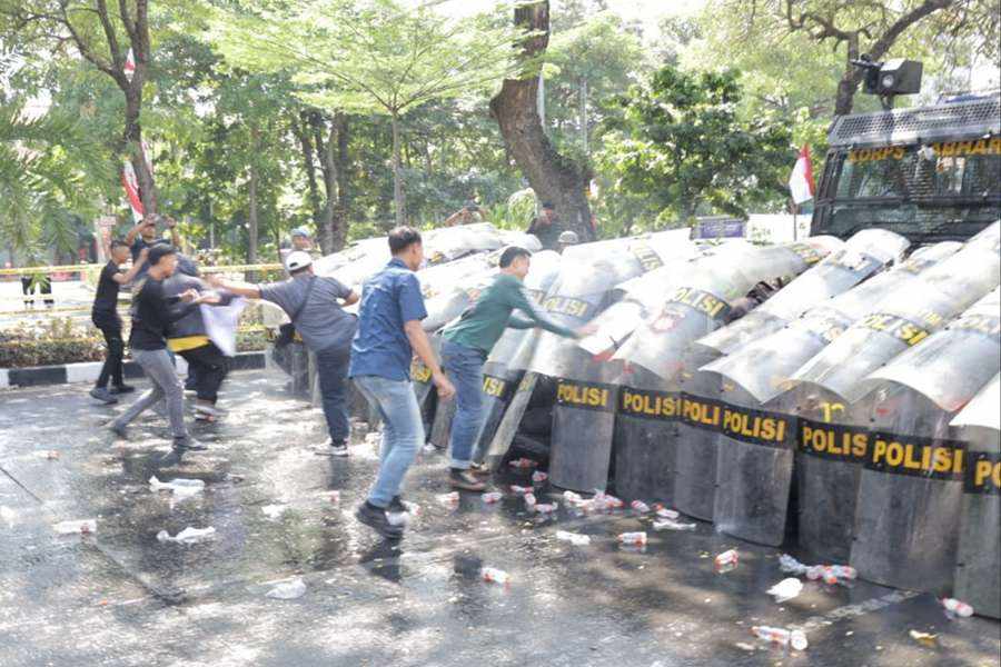 Simulasi Pengamanan Kota Surabaya di depan kantor KPU Surabaya.
