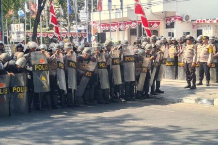 Situasi Sispamkota di depan Gedung KPU Rabu, (14/08/2024).