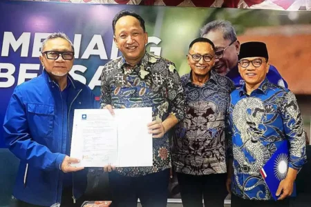 Maju Pilkada Ponorogo, Ipong Klaim Kantongi Rekom dari PAN Penyerahan surat rekom PAN ke Ipong Muchlissoni. (Foto/Istimewa)