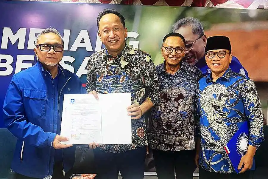 Penyerahan surat rekom PAN ke Ipong Muchlissoni. (Foto/Istimewa)