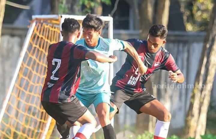 Pemain Gresik United Malik Prayitno (tengah) dikepung dua pemain Persekat Tegal.