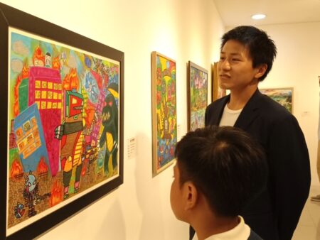 Pameran Lukisan ARTKIDS Hadir Perdana di Surabaya, Warna Warni Imajinasi Anak