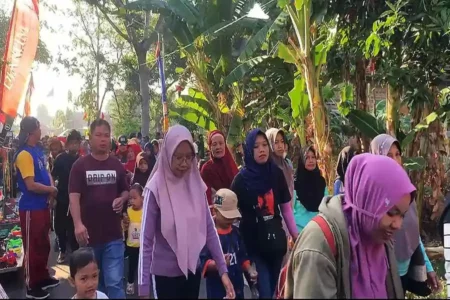 Warga mengikuti jalan santai yang diselipi dengan pendidikan politik. (Foto/Endra Dwiono/Beritajatim.com)