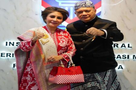Anna Reynhard Promosikan Tas Anyaman Buatan Narapidana Pasuruan di Upacara HUT RI Ny. Anna Reynhard tampil mengenakan tas anyaman buatan narapidana Lapas Pasuruan.