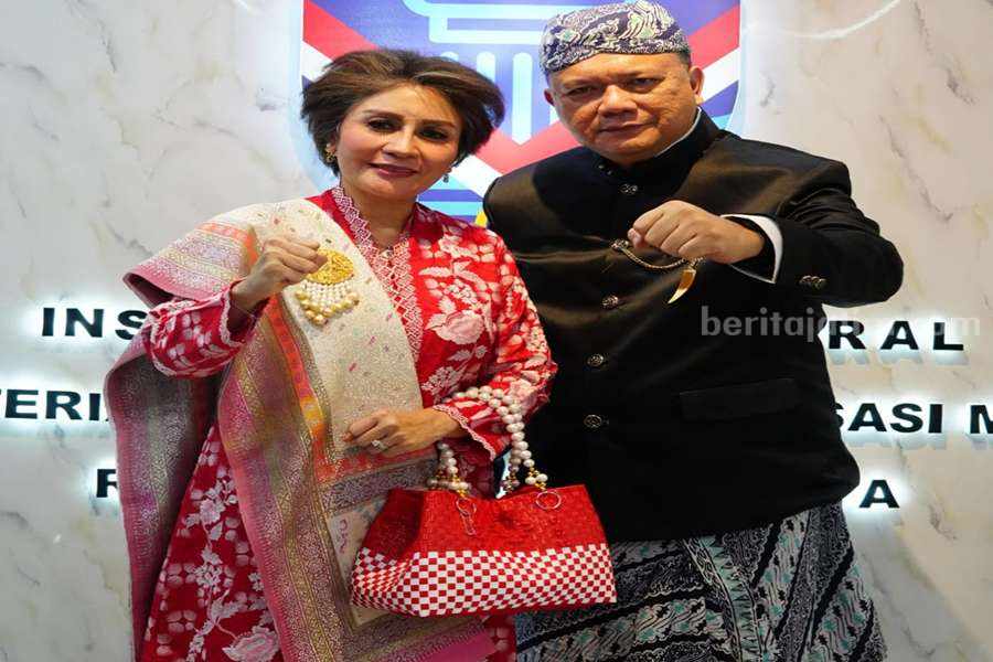 Ny. Anna Reynhard tampil mengenakan tas anyaman buatan narapidana Lapas Pasuruan.