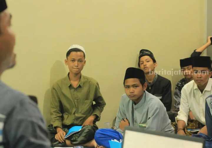 Suasana Sekolah Jurnalistik yang digagas Lembaga Pengembangan Jurnalistik Pesantren Mambaul Ulum Bata-Bata, Pamekasan, Kamis (22/8/2024).