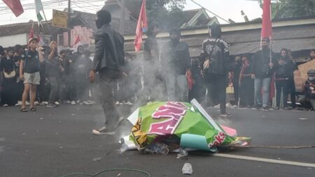 Demonstrasi di DPRD, Mahasiswa Lumajang Bakar Boneka Jokowi foto beritajatim