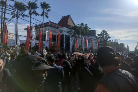 Demo Darurat Indonesia di depan Gedung DPRD Jatim, Jumat (23/08/2024).