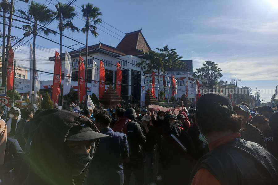 Demo Darurat Indonesia di depan Gedung DPRD Jatim, Jumat (23/08/2024).