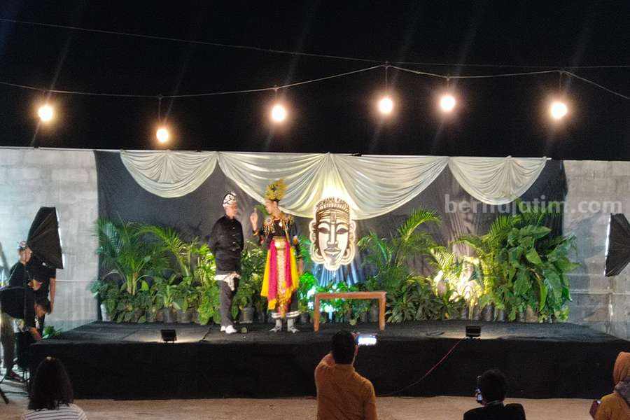 Linkar Kolaborasi melakukan pameran lukisan di Kecamatan Bangil, Kabupaten Pasuruan.