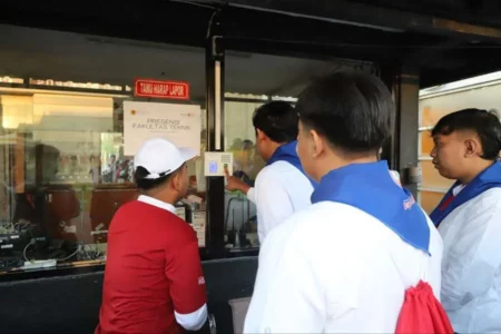 Kenalkan Teknologi pada Maba, Untag Surabaya Terapkan Fingerprint dan Face Recognition saat PKKMB 2024 Foto: Mahasiswa Baru Untag Surabaya memanfaatkan fingerprint sebelum mengikuti PKKMB