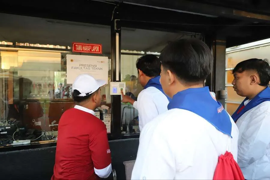 Foto: Mahasiswa Baru Untag Surabaya memanfaatkan fingerprint sebelum mengikuti PKKMB