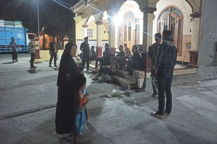 Warga Desa Ringinputih yang sedang takziah berhamburan keluar rumah. (Foto/Endra Dwiono/Beritajatim.com)