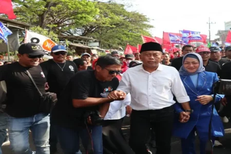 Sugiri Sancoko didampingi istrinya Susilowati berjalan dari Patung Sukowati menuju Kantor KPU Ponorogo bersama ribuan relawannya. (Foto/Istimewa)