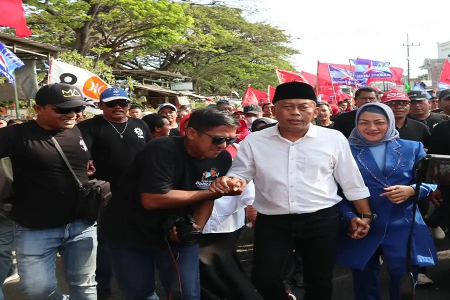 Sugiri Sancoko didampingi istrinya Susilowati berjalan dari Patung Sukowati menuju Kantor KPU Ponorogo bersama ribuan relawannya. (Foto/Istimewa)