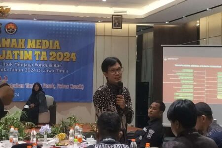 Nur Salam, saat memberikan materi di acara Sarasehan Media dan Polda Jawa Timur dalam gelaran Pilkada 2024.