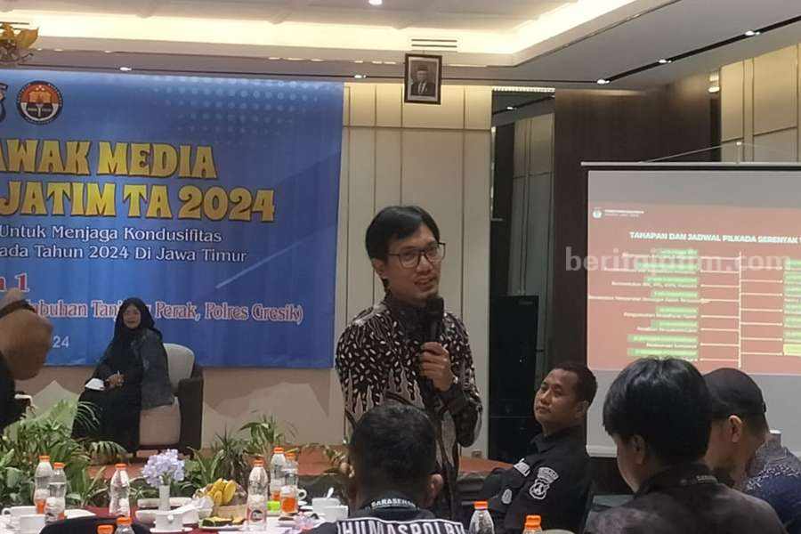 Nur Salam, saat memberikan materi di acara Sarasehan Media dan Polda Jawa Timur dalam gelaran Pilkada 2024.