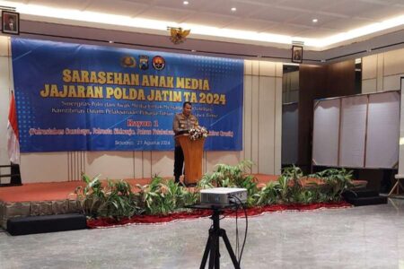 Polda Jatim Gelar Sarasehan dengan Media, Bangun Sinergitas untuk Pilkada Aman dan Damai Kabid Humas Polda Jatim Kombes Pol Dirmanto saat memberikan sambutan.