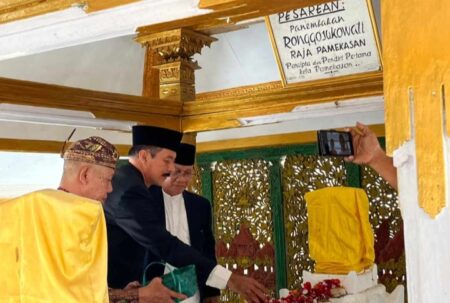 Paslon TAUHID Sambangi Makam Pangeran Ronggosukowati