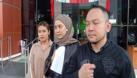 Kuasa Hukum terdakwa pria yang dituduh menggelapkan mobil di Blitar, Kamis (29/8/2024). (foto : Winanto/beritajatim.com)