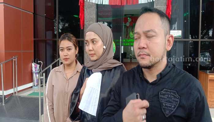 Kuasa Hukum terdakwa pria yang dituduh menggelapkan mobil di Blitar, Kamis (29/8/2024). (foto : Winanto/beritajatim.com)