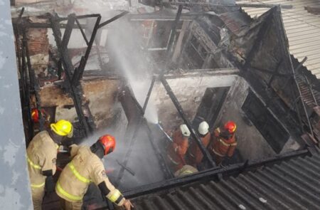 Diawali Ledakan, Rumah di Jalan Kutai Surabaya Ludes Terbakar foto beritajatim