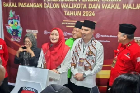 Bakal Paslon Inda-Aldi Mantap Maju Pilwali Madiun, Meski Cuma Diusung 2 Partai Inda Raya Ayu Miko Saputri - Aldi Dwi Prastianto saat memberikan keterangan pada wak media usai mendaftarkan diri pada KPU Kota Madiun maju Pilkada 2024, Kamis (29/08/2024) malam.