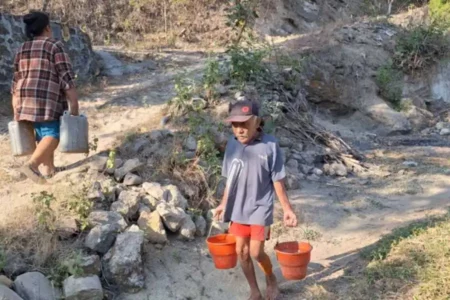 Warga Kerek Ngawi Berbagi Air Akibat Kekeringan Ekstrem