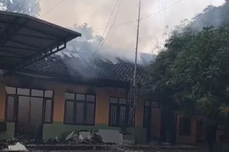 Cerita Petugas Dinsos Magetan Lihat Gedung Karang Taruna Terbakar saat Melintas