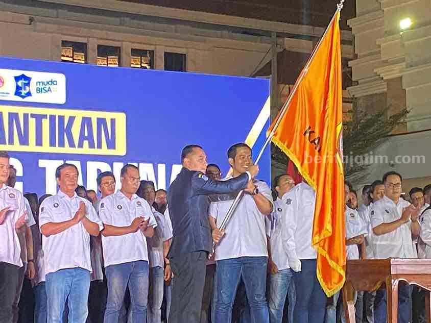 Wali Kota Surabaya, Eri Cahyadi saat melantik 99 pengurus Karang Taruna (Kartar) Surabaya periode 2024-2029 di Balai Kota Surabaya, Jumat (9/8/2024).