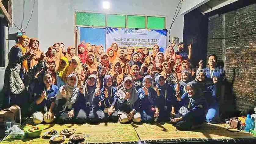 Mahasiswa KKN-T BKKBN Universitas PGRI Madiun Kelompok 3.