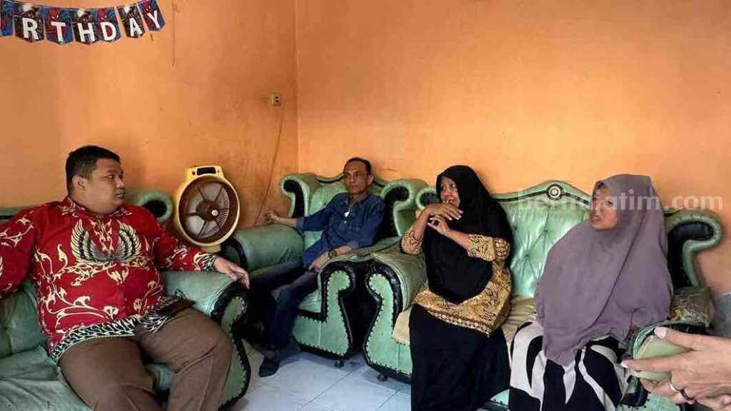 Wasek PDIP Surabaya, Achmad Hidayat bersama Ketua PAC Tandes Heri Wiyono saat menemui orang tua anak putus sekolah di Manukan Subur, kelurahan Manukan Kulon, Kecamatan Tandes, Rabu (14/8/2024).