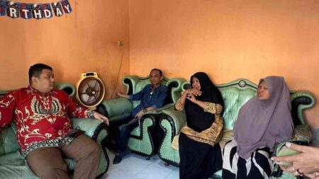Perjuangkan Anak Putus Sekolah, PDIP Surabaya: Pendidikan Senjata Ampuh Entas Kemiskinan! Wasek PDIP Surabaya, Achmad Hidayat bersama Ketua PAC Tandes Heri Wiyono saat menemui orang tua anak putus sekolah di Manukan Subur, kelurahan Manukan Kulon, Kecamatan Tandes, Rabu (14/8/2024).